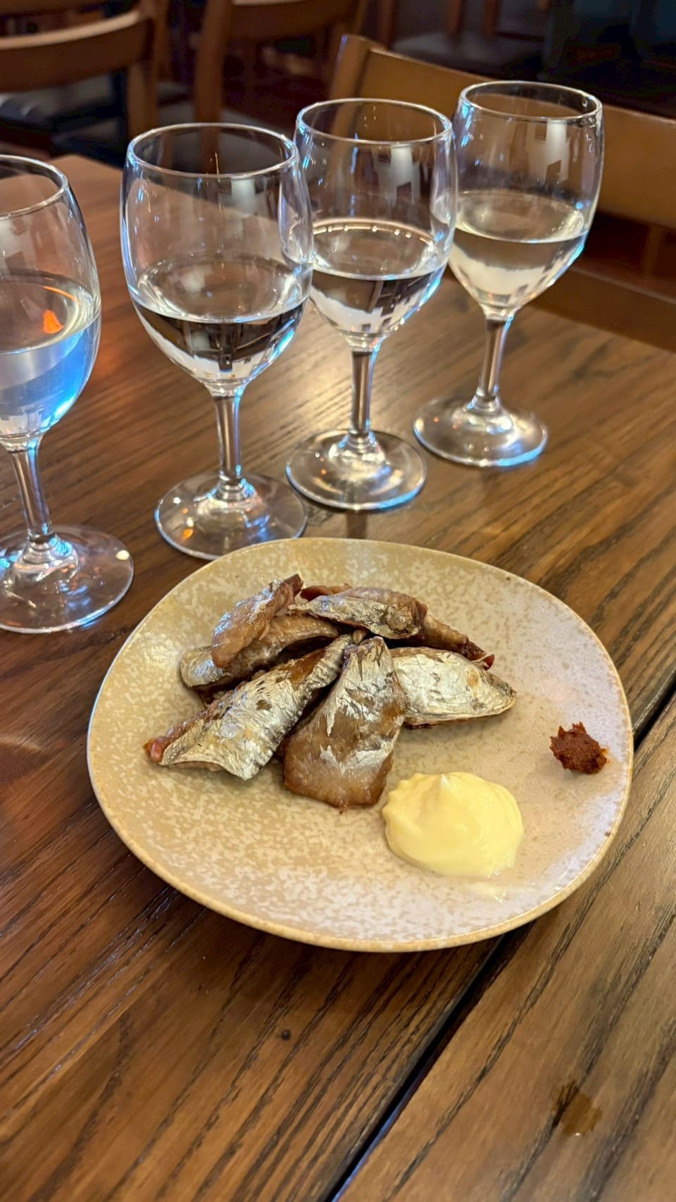 食べるおだし・かつおなまり節のおつまみと日本酒グラス