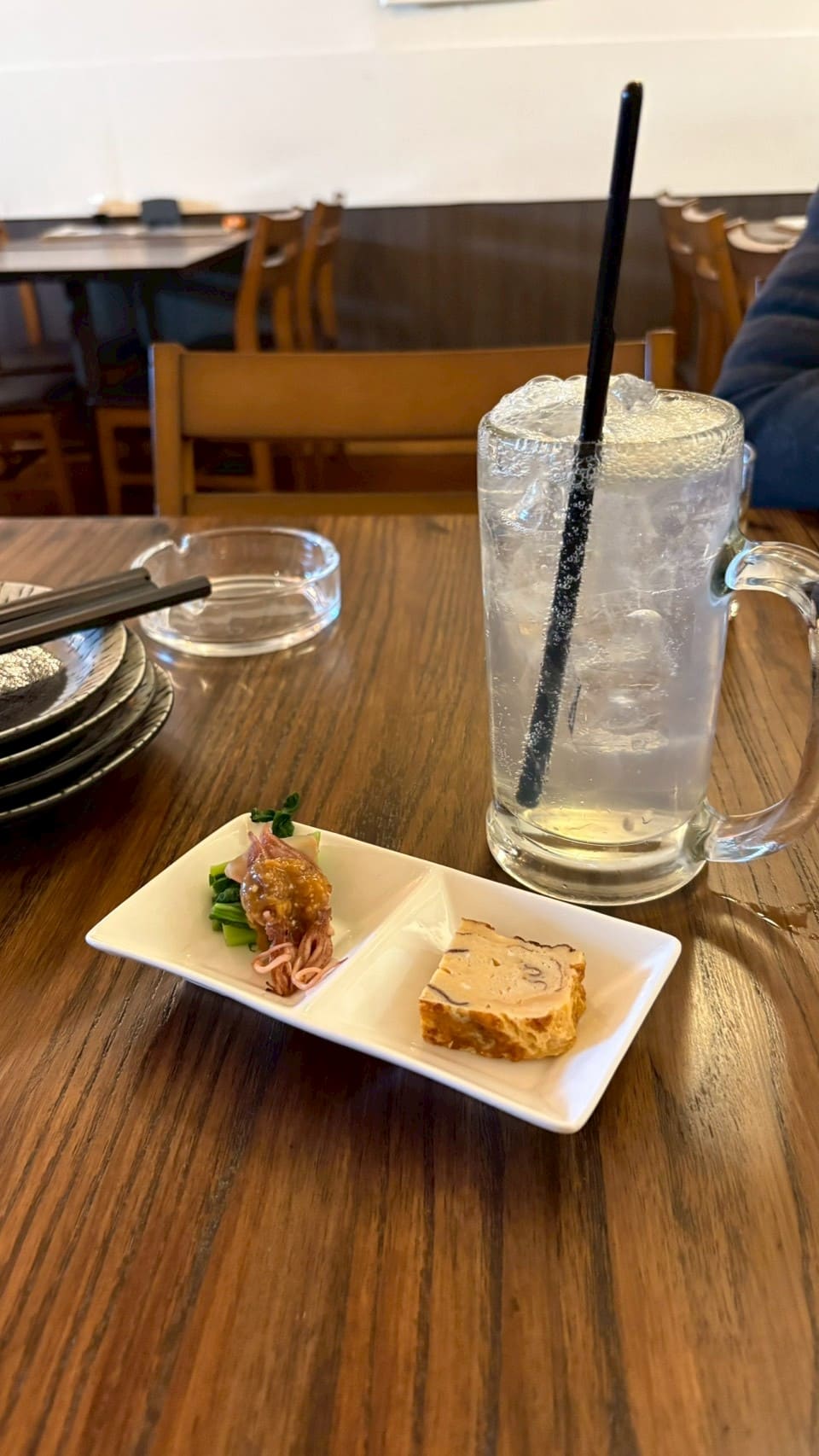 レモンサワーと小鉢お通しが並ぶ蒲田の牡蠣居酒屋テーブル