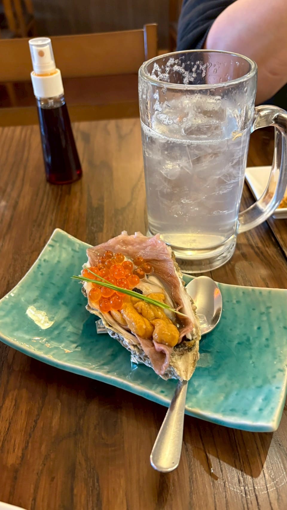 ウニといくらをのせた牡蠣料理とレモンサワー