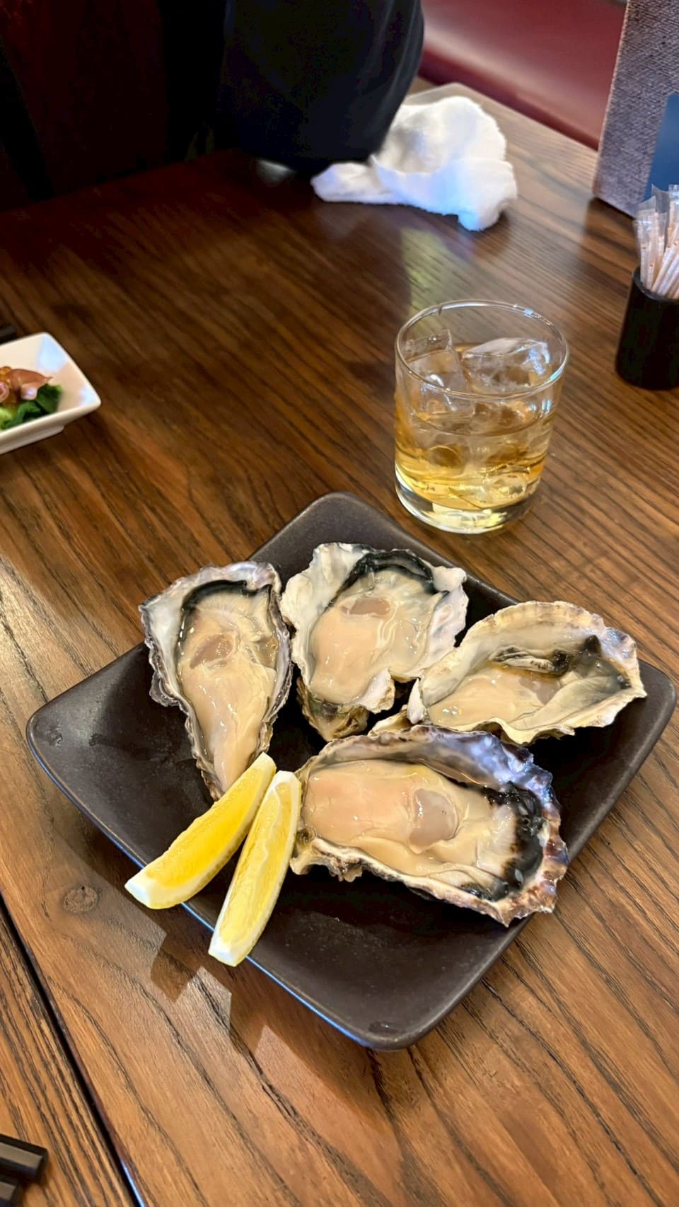 蒲田の牡蠣居酒屋で注文した新鮮な生牡蠣4個セット