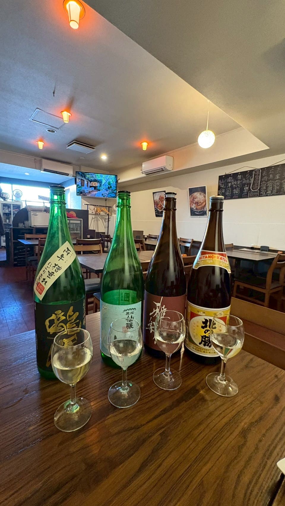 蒲田の牡蠣居酒屋で楽しむ日本酒飲み比べセット