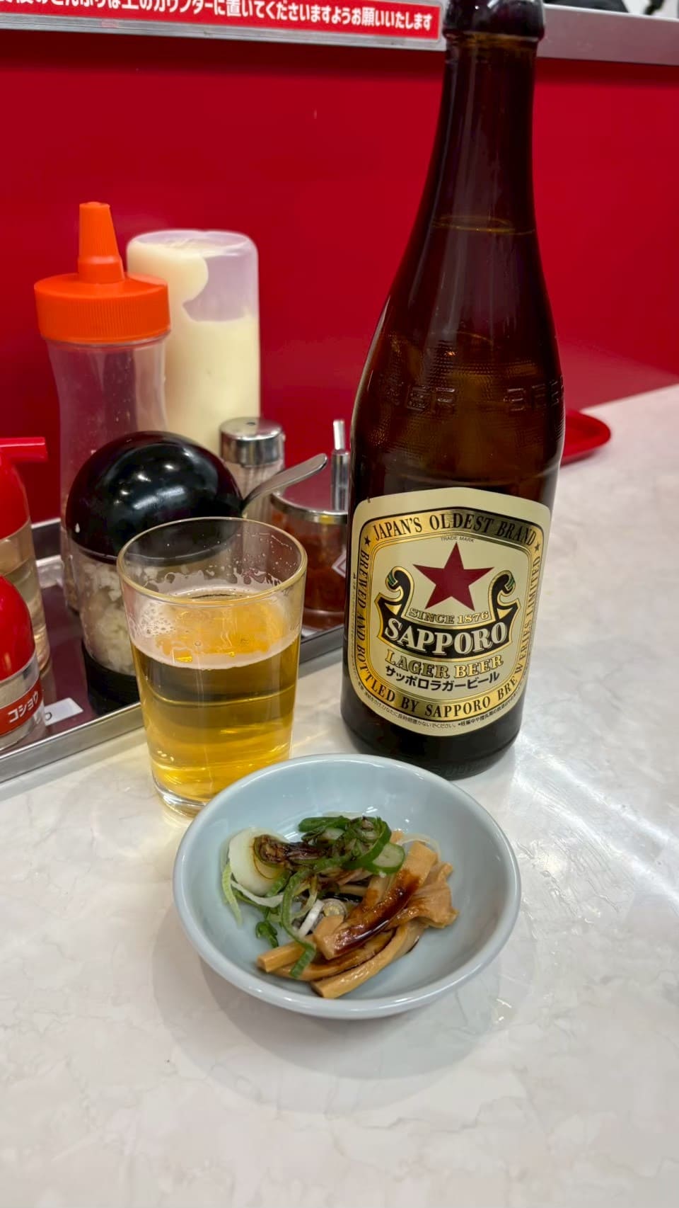 なぎちゃんラーメン京急蒲田店のサッポロラガービールとおつまみ