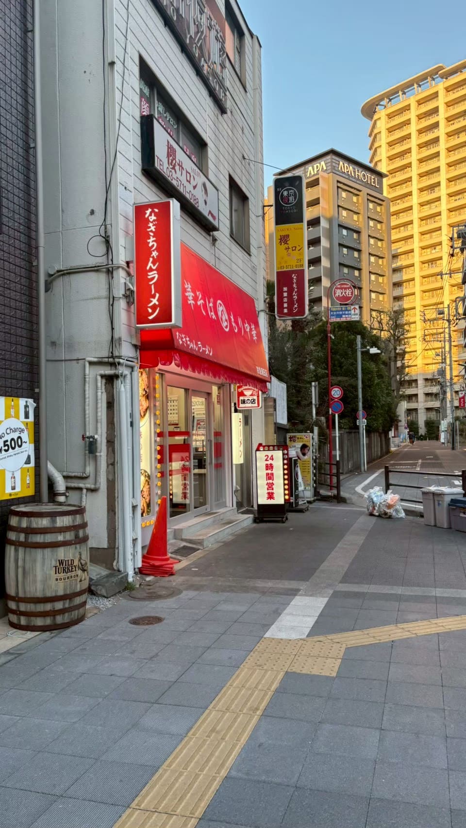 なぎちゃんラーメン京急蒲田店の昼の外観