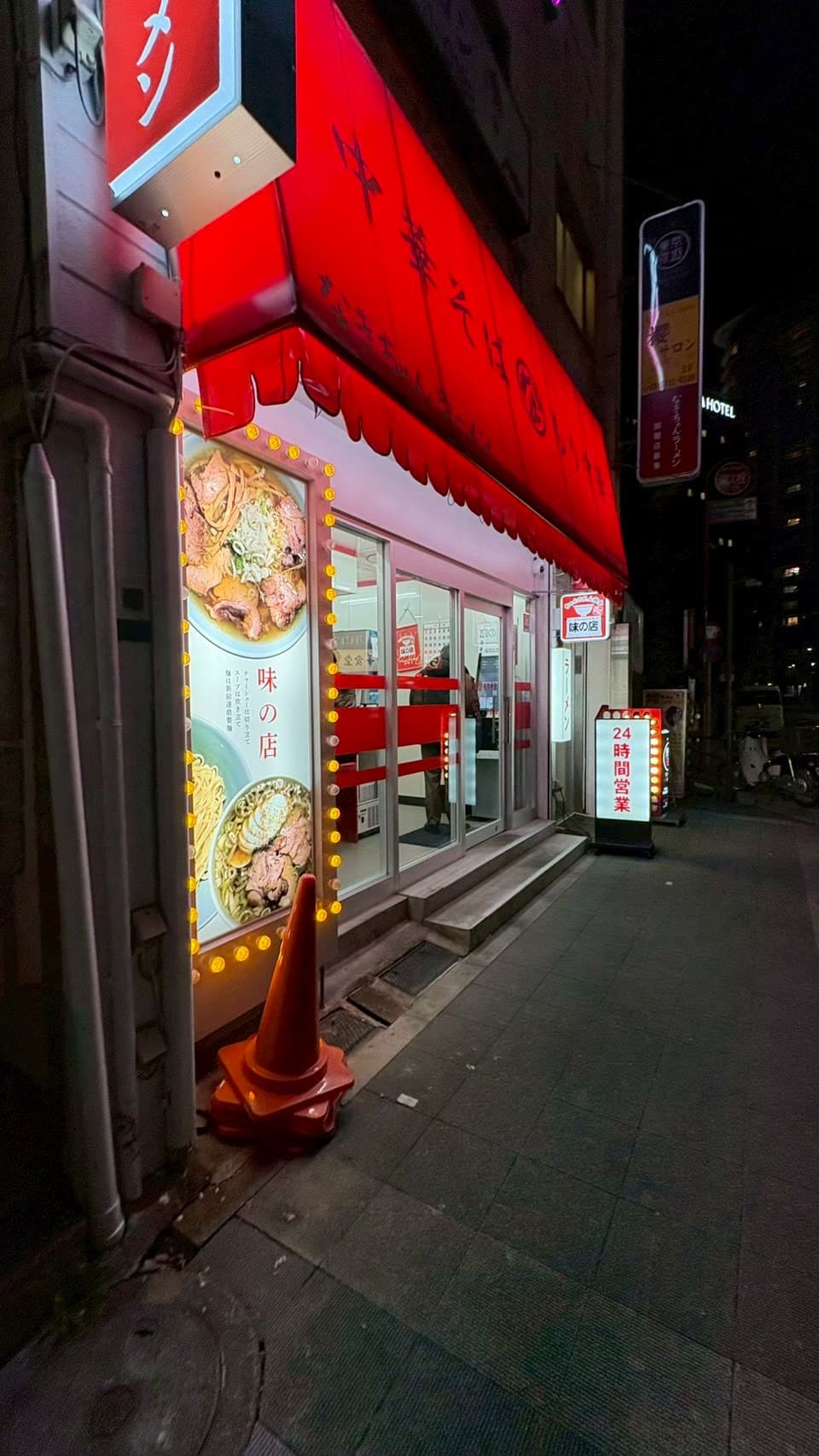 なぎちゃんラーメン京急蒲田店の夜の外観