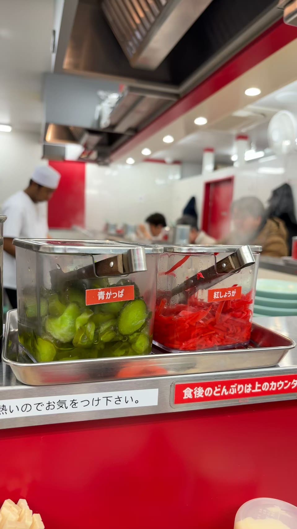 なぎちゃんラーメン京急蒲田店の無料トッピングの青かっぱと紅しょうが