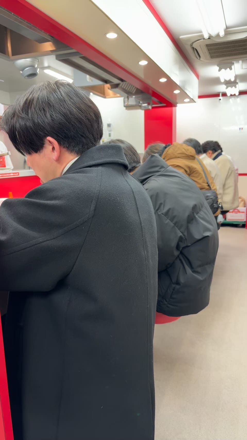 なぎちゃんラーメン京急蒲田店のカウンター席の様子