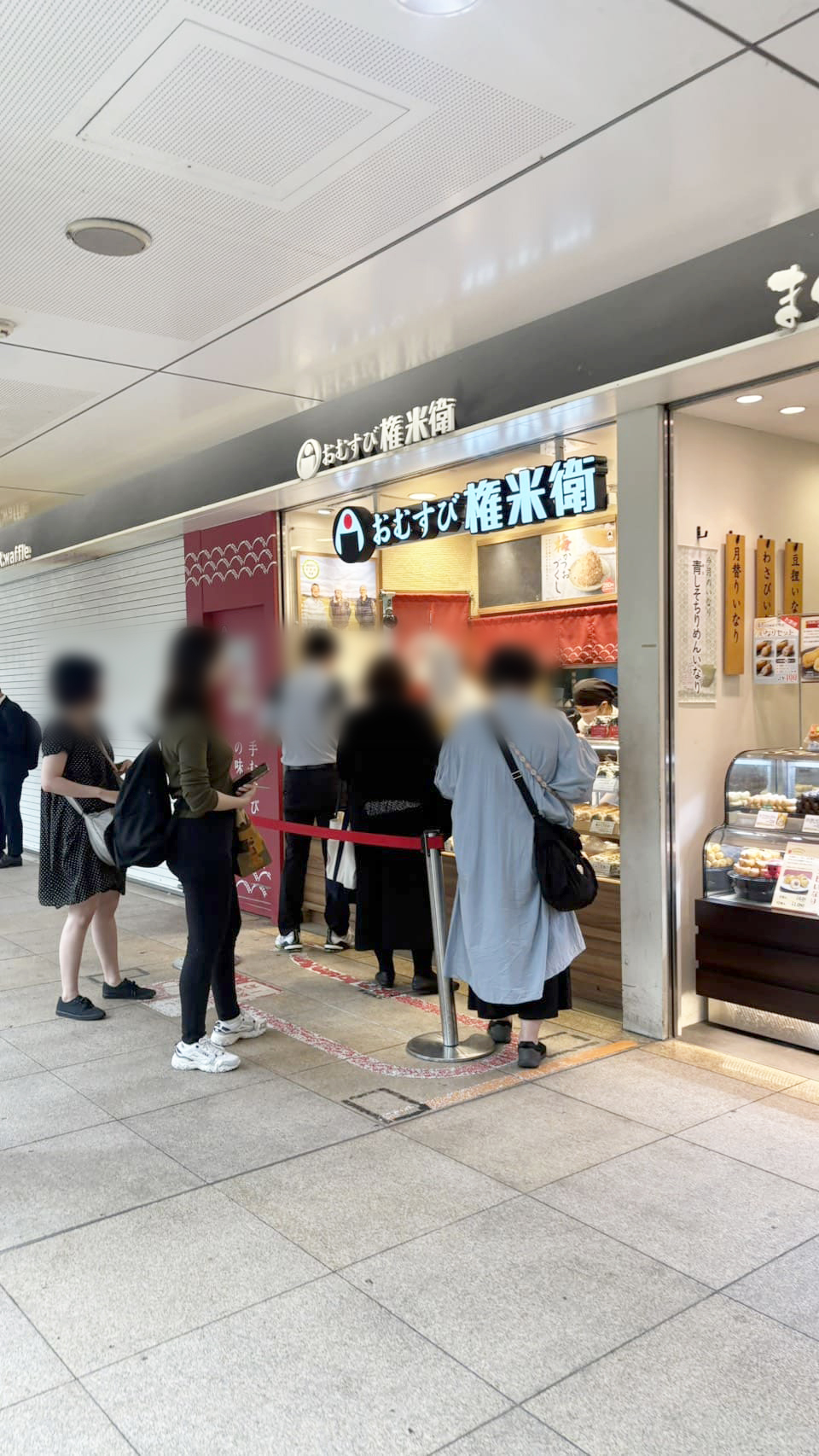 おむすび権米衛グランデュオ蒲田店の外観と行列の様子